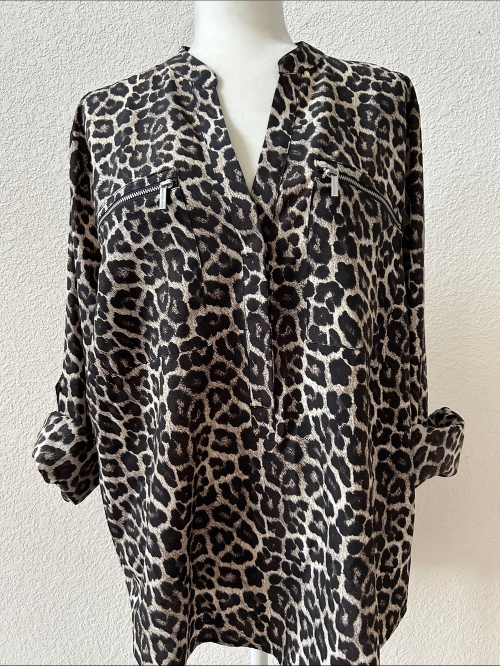 Michael Kors top XL Tunic leopard print Roll tab sleeves Logo buttons zipper EUC